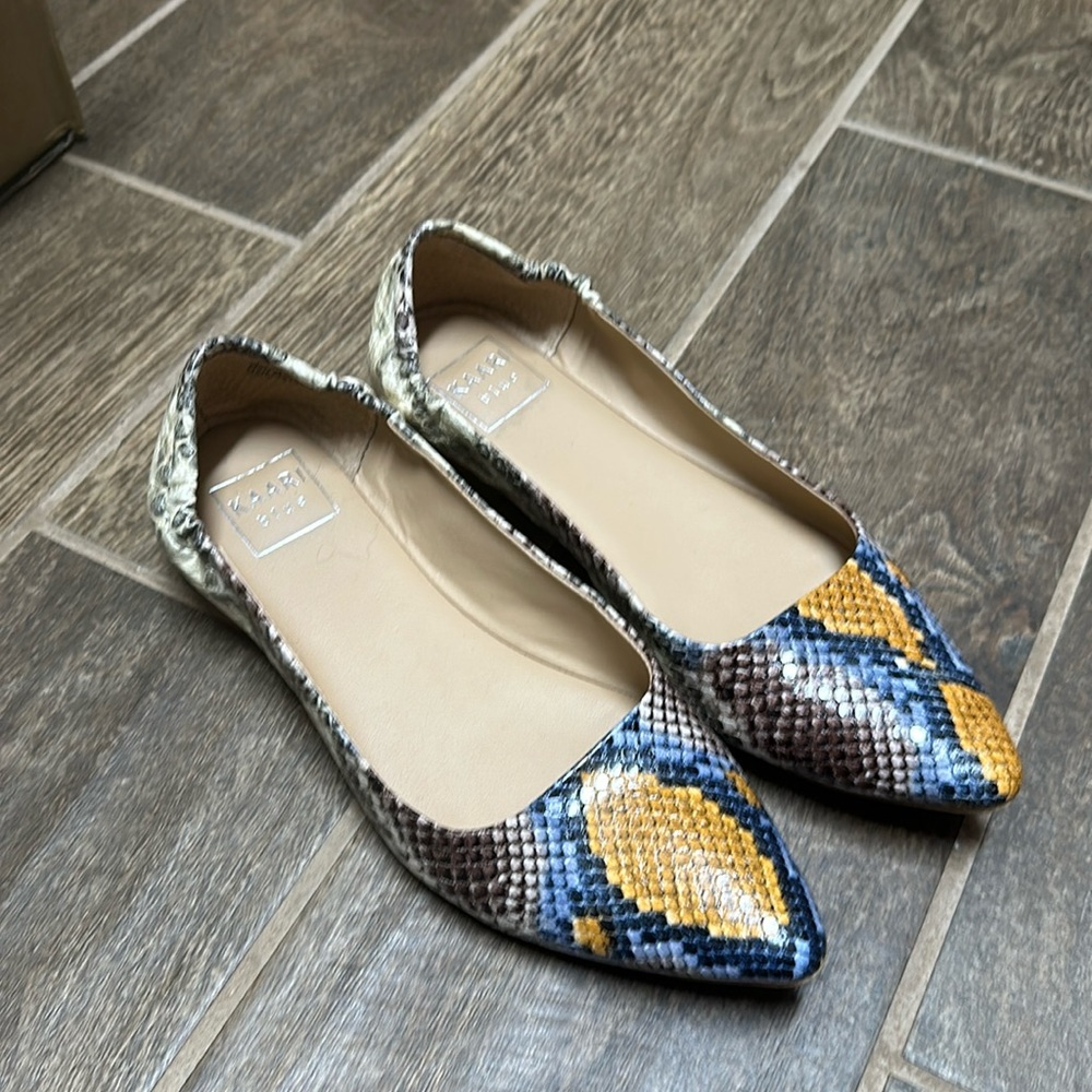 Kaari blue size 8 flats